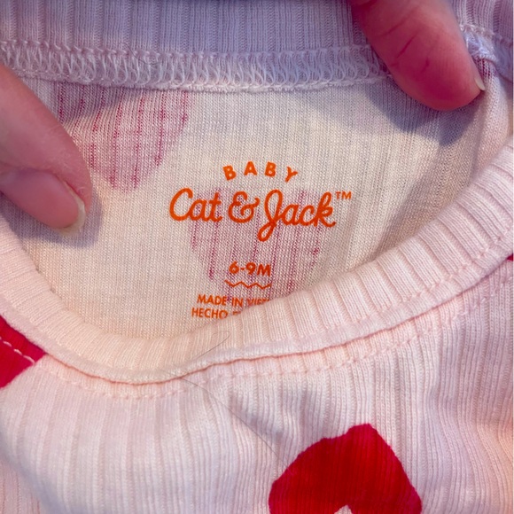 Adorable pink one piece romper for your new Valentine - Picture 3 of 3